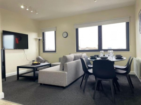 Spacious 2BR Apt City Views & Great Location